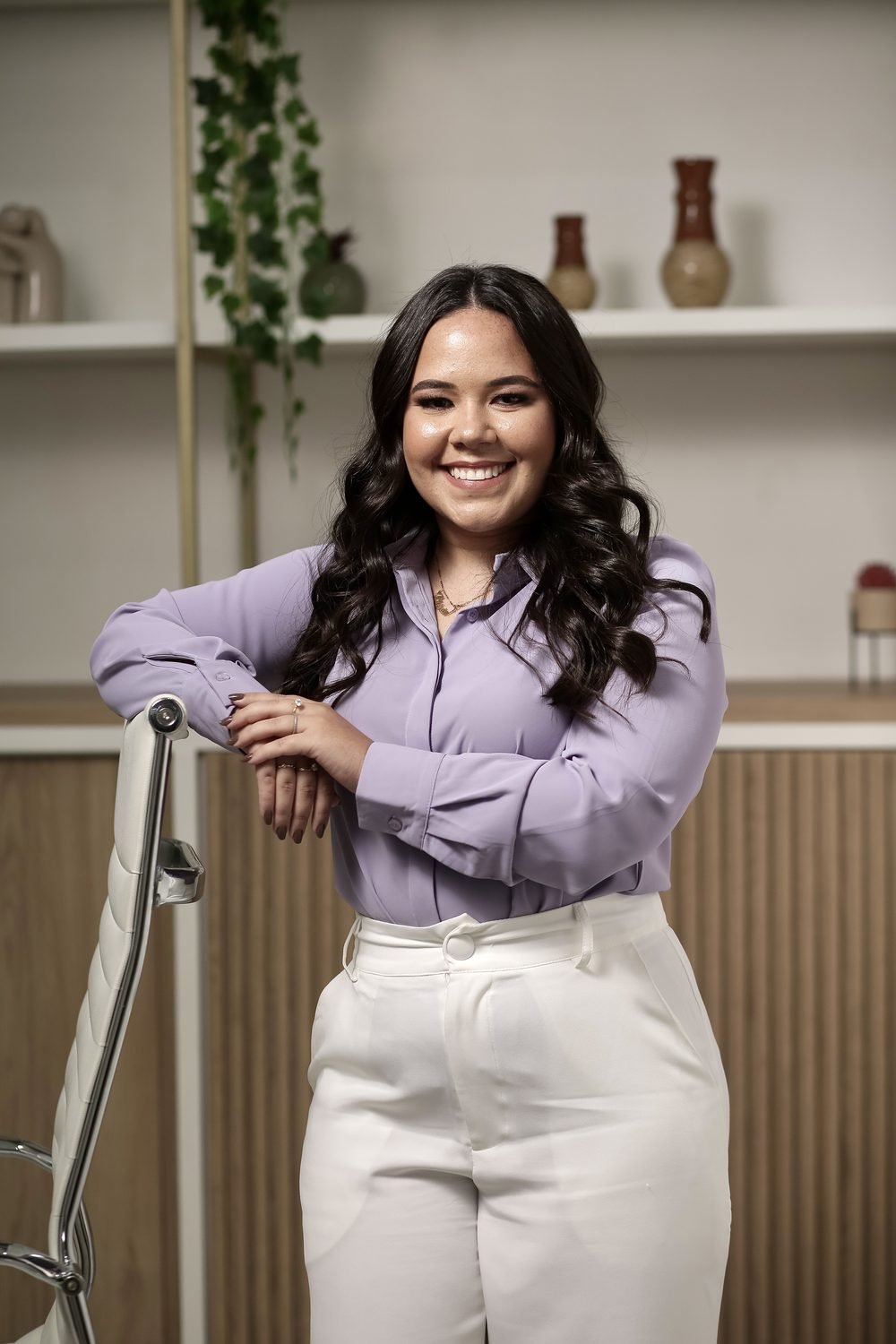 Glênia Alves, psicóloga, sorrindo em seu consultório